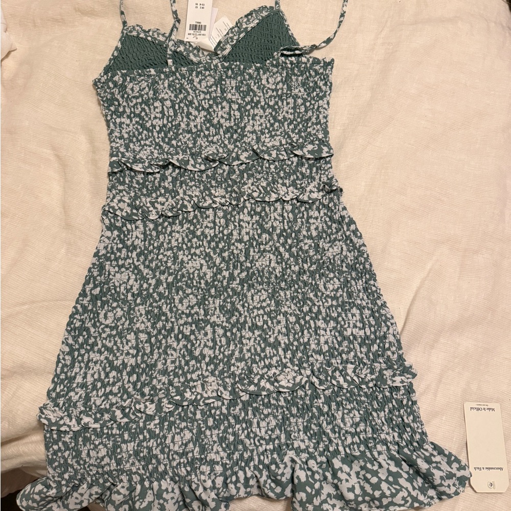 Abercrombie Green and White Smocked Dress - Size Small. New with tags - Picture 4 of 5